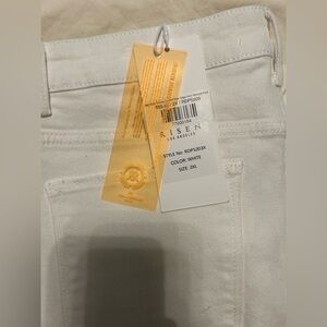 NWT Risen 2x white straight with raw hem